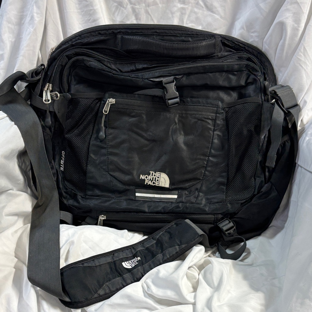 The North Face Offsite Black Spacious Messenger Bag With Padded Shoulder Strap